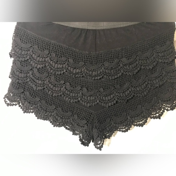 Ruffle Layered shorts - Picture 4 of 6